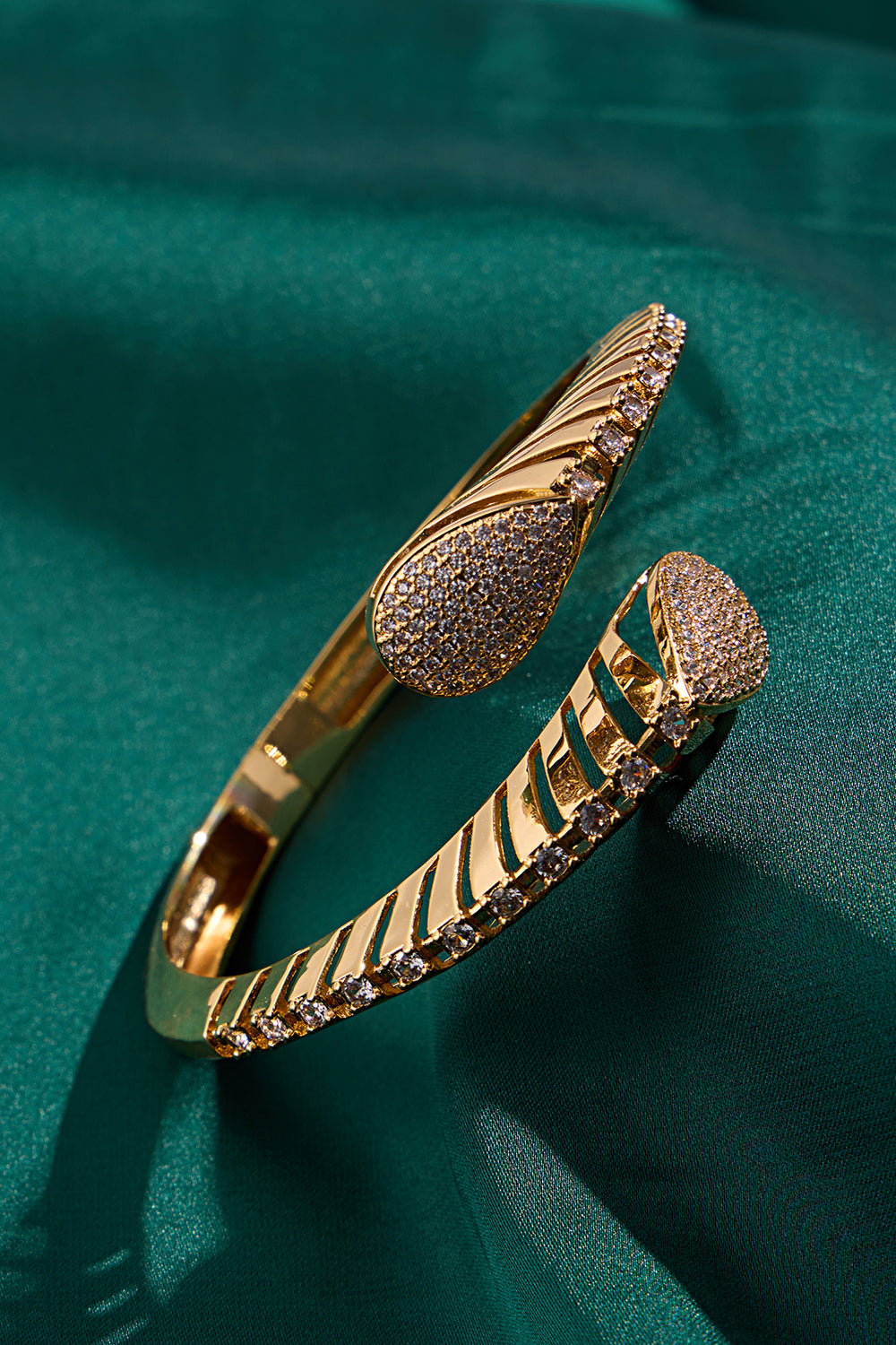 Infinity Luxe | Golden Diamond Bracelet