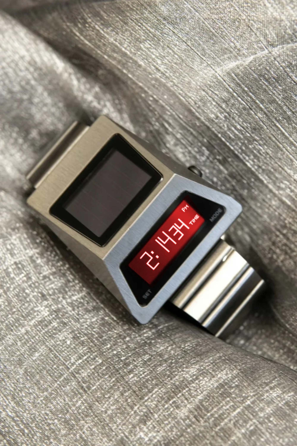 Moon Rover | Black Metallic Red Digital watch